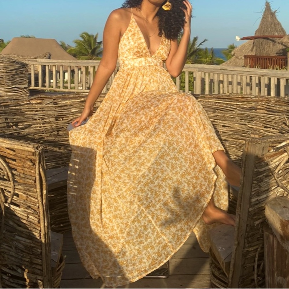 Beautiful yellow maxi dress for summer!